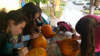 deca na rezbarenju bundeve 2017